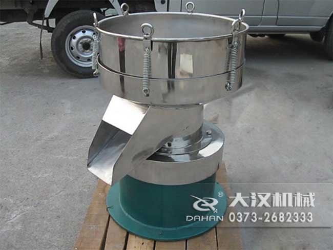 涂料振動(dòng)篩由：框體，振動(dòng)斗，出料口，振動(dòng)電機(jī)底座等部件組成
