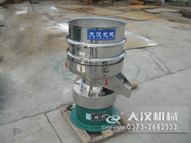 涂料過濾振動(dòng)篩：利用振動(dòng)電機(jī)的振動(dòng)力帶動(dòng)物料在篩網(wǎng)上進(jìn)行篩分，從而利用篩網(wǎng)孔徑的大小不同，完成涂料的分級(jí)，除雜等篩分目的。