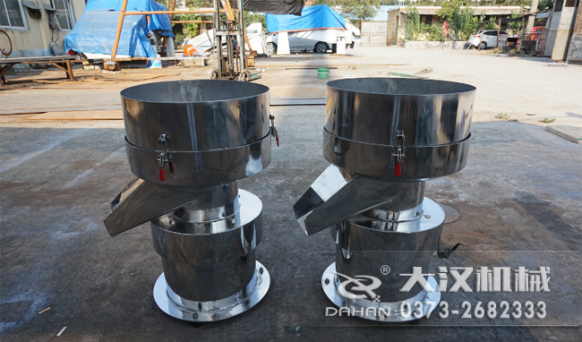 不銹鋼涂料振動(dòng)篩是一種比較受用戶歡迎的產(chǎn)品之一，主要優(yōu)勢(shì)耐酸堿，不生銹，使用壽命長(zhǎng)。