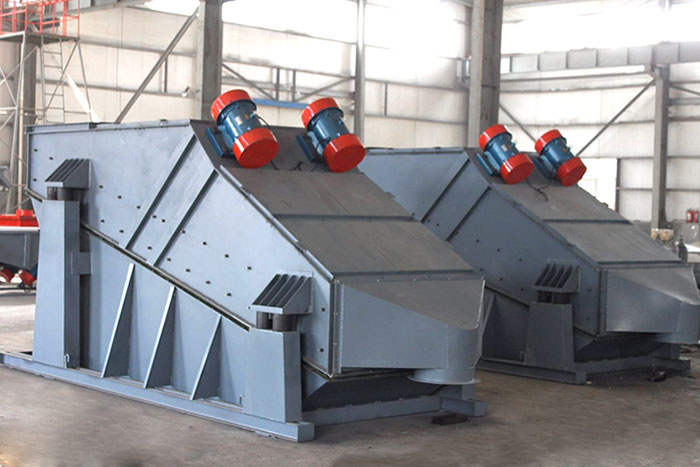 ZSG礦用振動(dòng)篩采用雙電機(jī)振動(dòng)，電機(jī)位置安裝在頂部，便于更好的傳遞振動(dòng)力。
