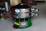800型單層三次元振動(dòng)篩，產(chǎn)量可達(dá)800kg/h。