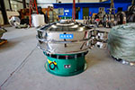 1200型三次元振動(dòng)篩，產(chǎn)量可達(dá)2100kg/h。